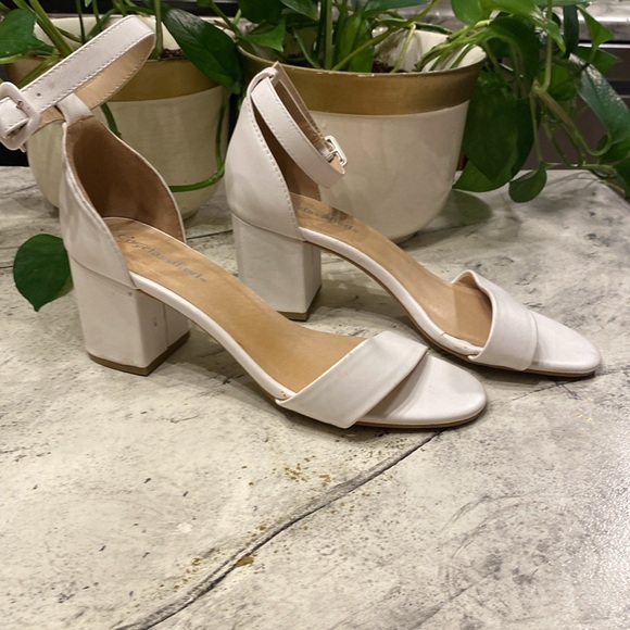 CityClassified Elegant White Block Heel Sandals size 9 - Picture 3 of 8